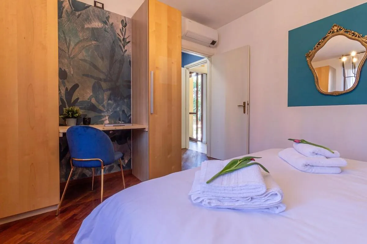 Style Shelter With Garden Near Downtown Apartment Bologna Italy