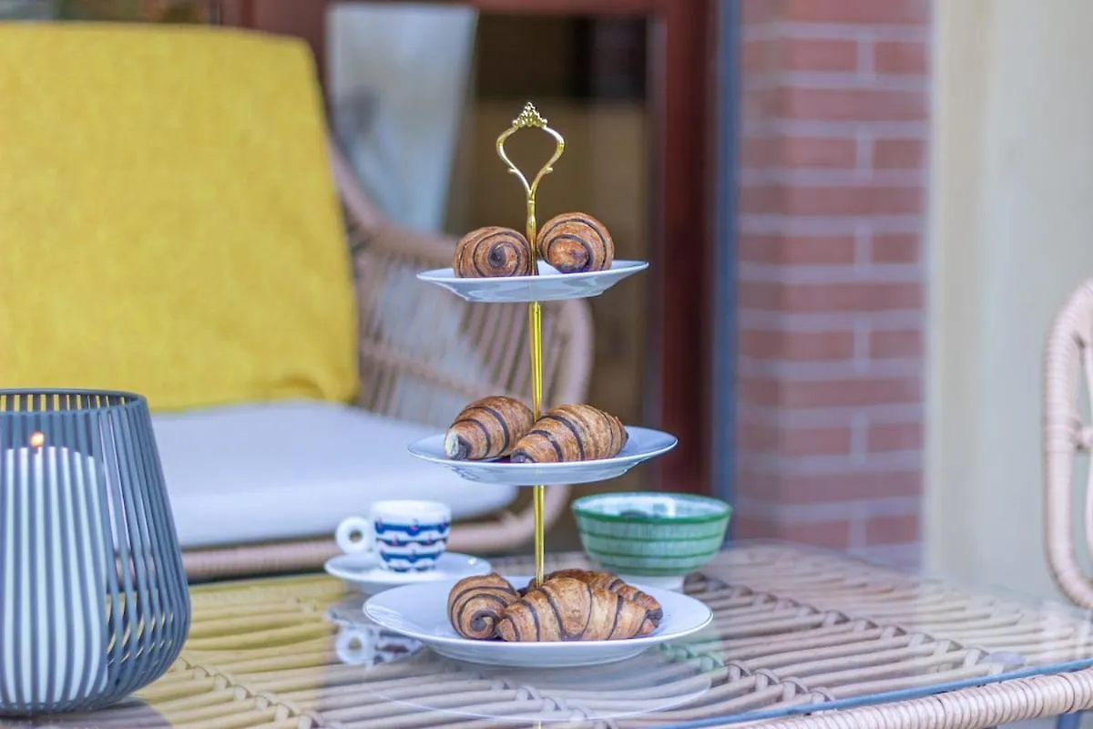 Style Shelter With Garden Near Downtown Apartment Bologna Italy